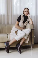 Botín chelsea de cuero vacuno color bordó con acabado charol, punta fina y elástico lateral negro. Posee un taco ancho y bajo de goma.