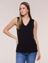 Musculosa básica negra de rayón con elastano, escote en V pronunciado y diseño sin mangas.