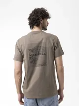 Remera Merrell de manga corta y cuello redondo, color marrón topo, con pequeño logo de la marca estampado en negro en el pecho.