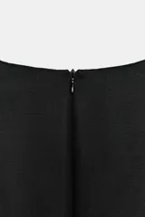 Vestido midi de cuello redondo y manga corta abullonada con terminación elástica. Presenta un diseño de corte entallado en el torso con falda evasé y cierre de cremallera oculta en la espalda.
