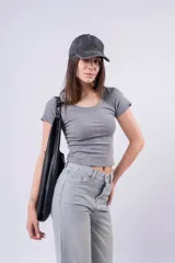 Remera blanca de manga corta, corte ajustado y escote redondo. Presenta un pequeño detalle de etiqueta negra en la manga izquierda.