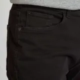 Pantalón de jean negro, corte slim fit, con bolsillos delanteros y traseros.