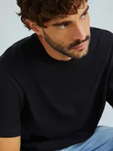 Camiseta marrón de corte recto y mangas cortas.