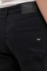 Jean de corte wide leg en color negro, con tiro medio y cierre frontal con botones a la vista. Presenta un diseño holgado desde la cadera hasta el bajo, con pierna ancha.