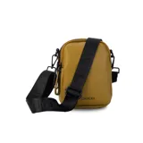 Bandolera de cuero sintético color negro, con doble cierre superior y correa de galón ajustable. Incluye un bolsillo interior de fácil acceso.