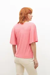 Remera fucsia de canalé con escote en V y mangas cortas con volados.