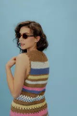 Vestido corto tejido a crochet con rayas horizontales en colores azul, amarillo, marrón, blanco y rosa. Presenta escote redondo con abertura en forma de gota y terminaciones con puntilla.