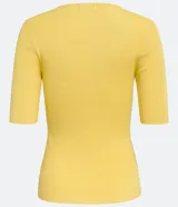 Blusa de punto acanalado de la marca Marfinno, color marfil, con cuello barco y mangas cortas.