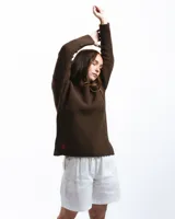 Sweater marrón de lana corriedale con cuello bote y manga larga.