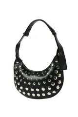 Cartera tipo media luna color negro, con correa ajustable y detalles de tachas plateadas de diferentes tamaños distribuidas por toda la superficie.