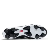 Championes de fútbol New Balance modelo 442, color negro con logo lateral en blanco y detalles en el talón. Presenta una estructura de cuero con suela de tapones diseñada para césped natural.