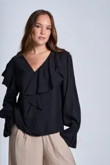 Blusa de color marrón con escote en V, mangas largas abullonadas con puños elásticos y detalles de volados en los hombros y el frente.