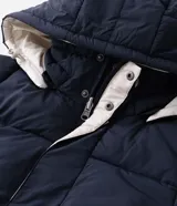 Campera puffer de hombre reversible, con diseño acolchado, cuello alto, capucha y cierre frontal.