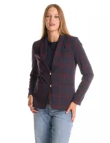 Blazer sastrero entallado con estampado de cuadros en tonos azul y bordó. Presenta cuello con solapa clásica, cierre frontal con botón metálico plateado, bolsillos ojal en el frente y bolsillo en el pecho. Cuenta con pinzas frontales y costuras posteriores para definir la cintura, además de una abertura central en el ruedo trasero.