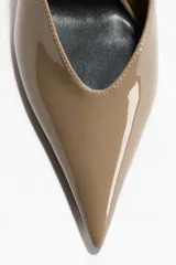 Sandalias mules de tacón fino y punta afilada, con acabado charolado brillante y diseño destalonado.