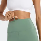 Calza deportiva de tiro alto, color verde menta, de tejido elástico en 4 direcciones con tecnología de secado rápido NB DRY. Posee cordón interior y bolsillo oculto en la cintura.