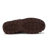 Bota acordonada color marrón con suela marrón oscuro y cuello acolchado negro.