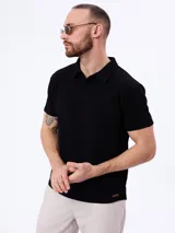 Remera polo de manga corta en tejido cloqué color gris, con cuello camisero y cierre frontal de botones.