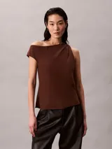 Top Calvin Klein de crepé de poliéster en color marrón, con diseño asimétrico de un solo hombro y detalle fruncido en el lateral.