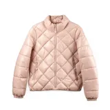 Campera puffer color nude, con cuello redondo y cierre frontal. Diseño acolchado con costuras a tono y dos bolsillos laterales con cierre.