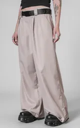 Pantalón sastrero de corte oversize en color beige, confeccionado en tejido premium con estructura. Presenta pinzas frontales profundas que aportan volumen, cintura ancha con presillas, bolsillos laterales y bolsillos traseros tipo ojal.