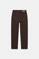 Jeans de tiro alto con corte mom fit, cinco bolsillos y cierre frontal con cremallera y botón.