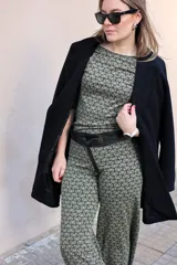 Pantalón palazzo de punto fino con estampado geométrico en tonos celeste y azul.