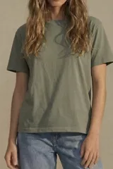 Remera de algodón lavado color verde militar, de corte oversize, con cuello redondo y mangas cortas.