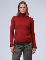 Polera tejida color ladrillo de hilado fino, marca Nienty. Manga larga con tajo en puño.