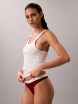 Colaless de tiro medio confeccionada en tejido de algodón acanalado con mezcla elástica. Presenta una banda elástica distintiva con el logo de la marca en contraste y diseño de pierna alta.