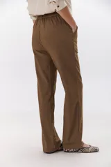 Pantalon de vestir azul marino, de corte recto y tiro alto, con cierre frontal y bolsillos laterales.