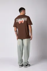 Remera negra de corte regular, manga corta y cuello redondo, con pequeño estampado frontal centrado con el texto 'VCP COLLECTION' y diseño de cerezas.