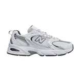Championes urbanos New Balance modelo 530, color blanco con detalles en plateado y azul marino. Confeccionados en malla transpirable y cuero sintético, cuentan con tecnología de amortiguación ABZORB en la entresuela.