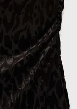Vestido corto entallado de terciopelo negro con estampado de leopardo devoré. Presenta cuello redondo, diseño sin mangas y detalles drapeados en la cintura.