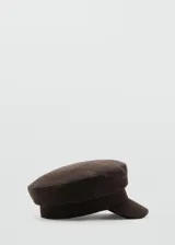 Gorro tipo boina marinera marrón con visera rígida y estructura redondeada.