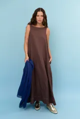 Vestido largo marrón, sin mangas, con escote redondo amplio y corte holgado.