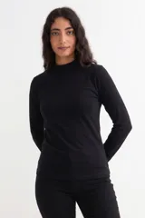 Remera de manga larga con cuello medio alto, confeccionada en tejido de punto acanalado de ajuste al cuerpo.