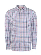 Camisa de manga larga con estampado de cuadros en tonos rosados, azules y blancos. Presenta cuello clásico, cierre frontal con botones, puños abotonados y un bolsillo en el pecho con el logo bordado.