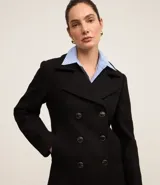 Saco alargado para damas, con cuello solapa, abotonado delantero, manga larga y bolsillos. Confeccionado en polivelour.