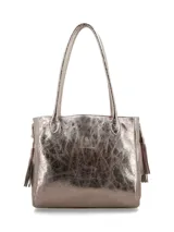 Cartera tipo tote de cuero color peltre metalizado, con doble asa de hombro y detalles de flecos en los laterales.