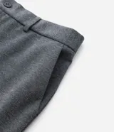 Pantalón de sastrería corte skinny, color gris, con trabillas en la cintura, cierre de botón y cremallera, y bolsillos laterales. Confeccionado con tecnología performance que ofrece secado rápido y resistencia a las arrugas.