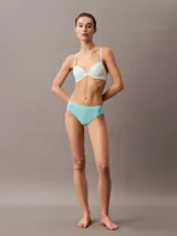 Bombacha clásica celeste de microfibra suave, con cintura elástica y logo de Calvin Klein.