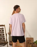 Remera oversize de algodón color lila, con estampado frontal de texto en el mismo tono.