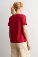Remera de algodón color rojo, con escote en V y mangas cortas con dobladillo.