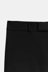 Pantalón de corte recto y tiro medio, confeccionado en tejido con viscosa. Presenta cintura con trabillas, cierre frontal con cremallera, botón interior y ganchos metálicos ocultos.