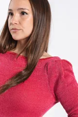 Vestido corto de punto con hilo brillante, corte ajustado al cuerpo, mangas largas con ligero frunce en los hombros y escote bote.