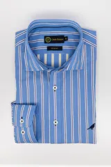 Camisa de manga larga Club House de corte slim fit, con cuello corto y diseño a cuadros multicolor en tonos azules, amarillos, rojos y blancos. Cuenta con el logotipo de la marca bordado en el pecho.