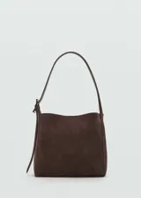 Bolso de hombro tipo shopper confeccionado en piel de serraje color marrón café, con asa ajustable mediante hebilla y cierre de botón magnético.