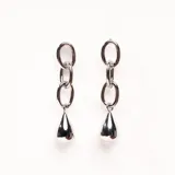 Aros colgantes plateados con eslabones ovalados y dije en forma de gota.