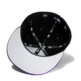 Gorro New Era 59FIFTY negro con visera violeta, logo de los Seattle Mariners bordado en el frente y parche del All Star Game 2023 en el lateral.